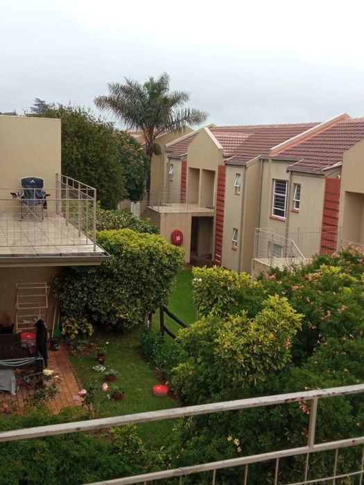 2-Bedroom Apartment To Rent in Bedford Gardens with pool, security, and braai area.