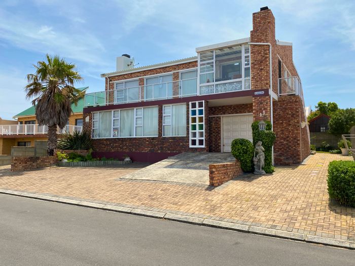 Franskraal House For Sale: 5 bedrooms, sea views, dual living, outdoor braai area.