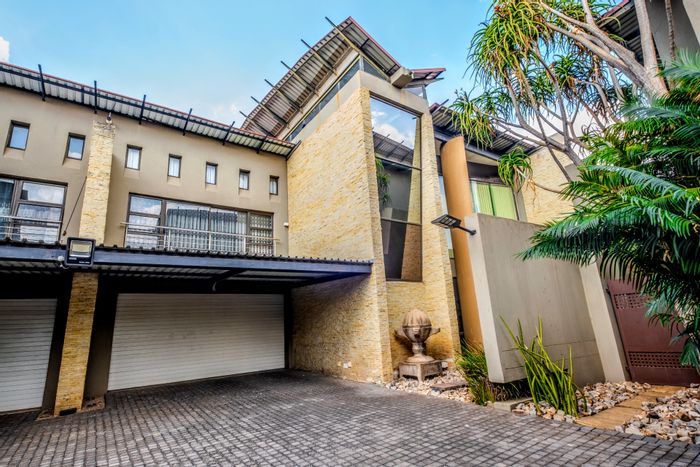 Menlo Park Cluster For Sale: Butterfly roof, hot tub, double garage, and scullery.