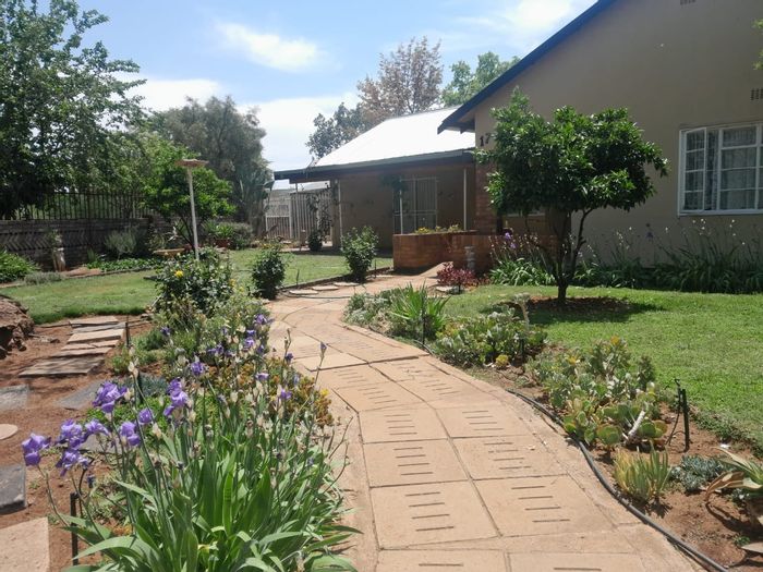 For Sale: Versatile house in Kuruman Central with multiple living arrangements and flats.