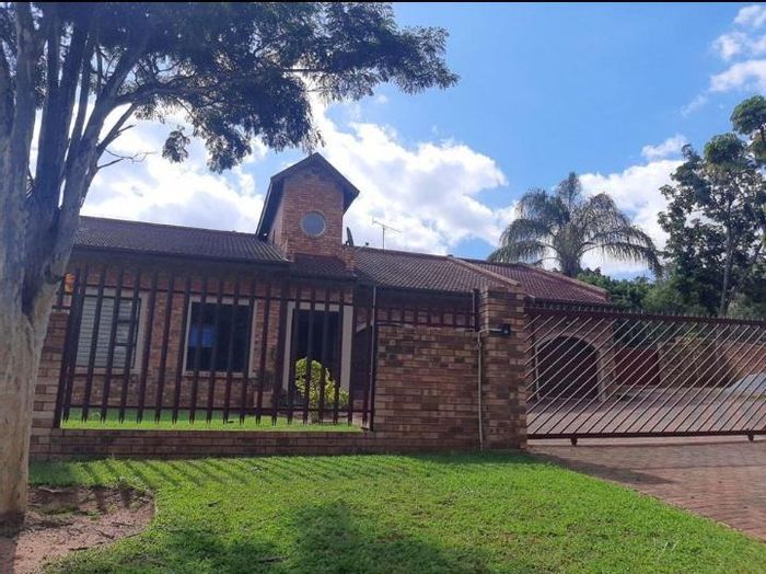 4 Bedroom House For Sale in Nelspruit Ext 14 with pool, braai area, security.