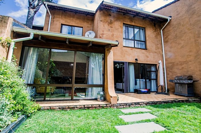 Walmer Townhouse For Sale: 3 bedrooms, office nook, patio, secure parking, solar.