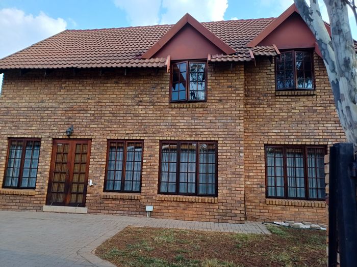 Die Wilgers House For Sale: Open-plan living, study, double garage, family-friendly complex.