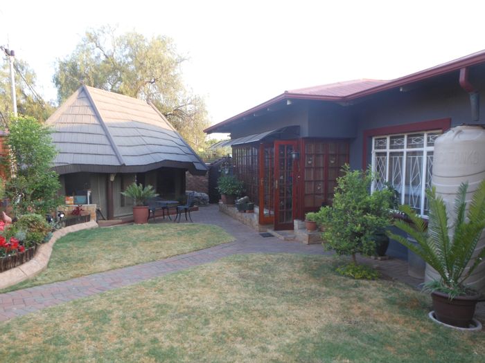 Kloofsig House For Sale: 3 beds, flatlet, entertainment room, solar panels.