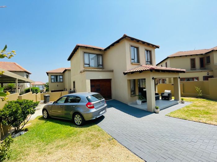 Kyalami Hills Townhouse To Rent: 2 Bedrooms, garden service, near schools and shops.