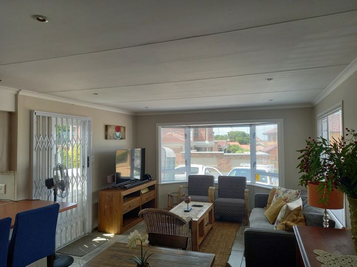 For Sale: 5-bedroom house in Outeniqua Strand with garden, solar system, flatlet.