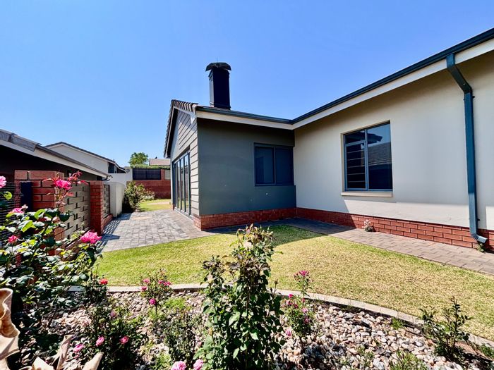 For Sale: Townhouse in Waterkloof Marina Retirement Estate with garden, solar power, amenities.