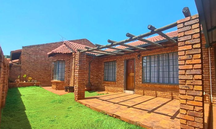 Spacious 4-bedroom house with jacuzzi, study, and no loadshedding in Die Hoewes.