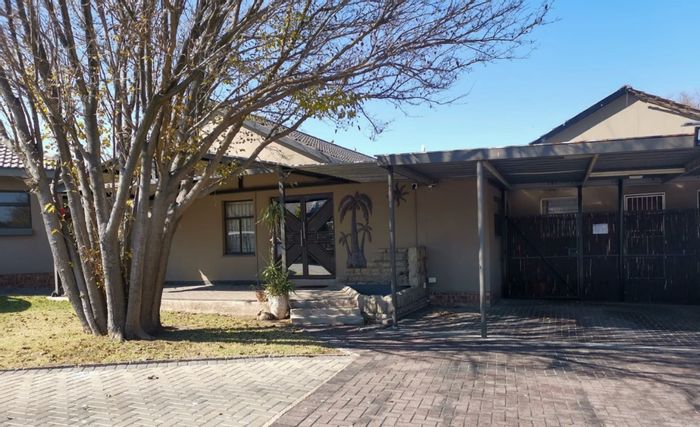 3 Bedroom House with Flat For Sale in Secunda Central - R1,575,000.