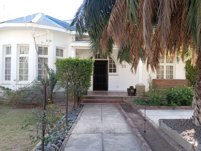 Victorian House For Sale in Graaff-Reinet Central with flatlets, garage, and borehole.