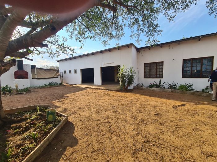 For Sale: Leeukuil AH Farm with 2 houses, borehole, and ample storage space.