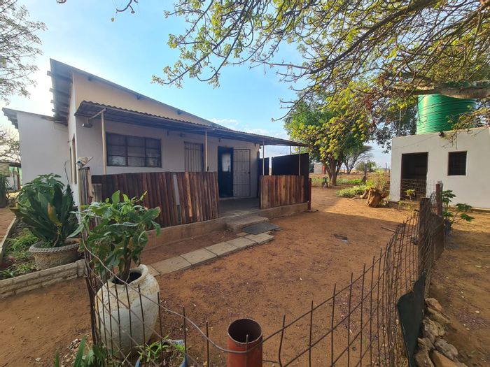 For Sale: Leeukuil AH Farm with 2 houses, borehole, and ample storage space.