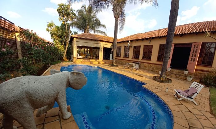 For Sale: Noordwyk House with pool, garden, bar, and ample parking.