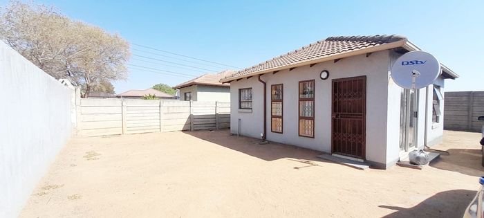 Goudrand House For Sale: 2 beds, spacious yard, parking for 6 cars.