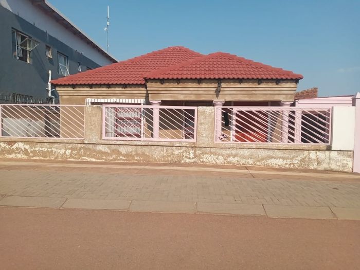 3-bedroom house with garage, extra rooms for students in Soshanguve Ext, For Sale.