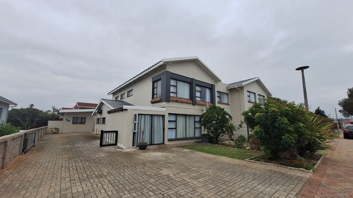 For Sale: Hartenbos Central House with 9 bedrooms, 4 units, beach proximity.