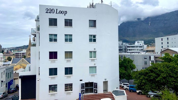 For Sale: Apartment in Cape Town City Centre with balcony and 24-hour concierge.