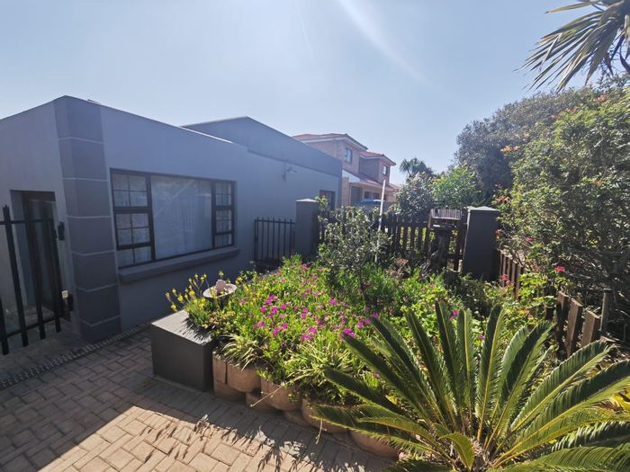 Hartenbos Heuwels House For Sale: 3 beds, flat, views, garden, double garage.