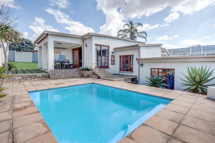 Rant En Dal Townhouse For Sale: Entertainer's paradise with pool, Lapa, and solar power.