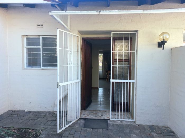 Buccleuch Townhouse For Sale: Open plan living, private outdoor space, 24hr security.