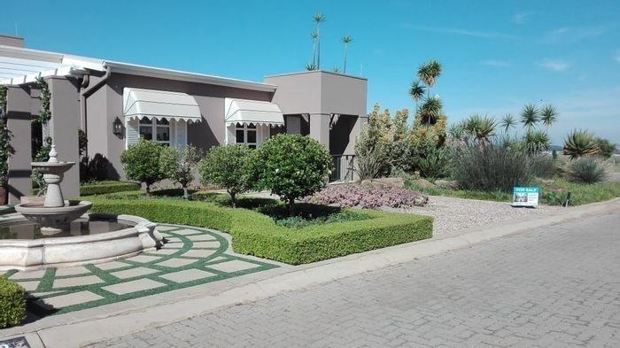 House for Sale in Vaal Marina Central: Indoor pool, golf course views, luxury amenities.