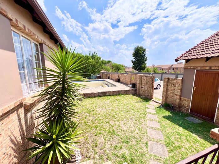 Noordwyk Townhouse For Sale: 3 beds, pool, garden, secure estate living.