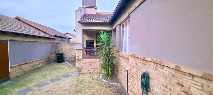 Noordwyk Townhouse To Rent: 3 beds, pool, garden, double garage in secure estate.