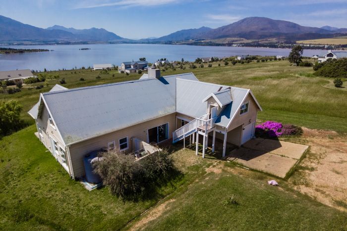 For Sale: House in Gloria Bay with waterfront access, 5 bedrooms, outdoor amenities.