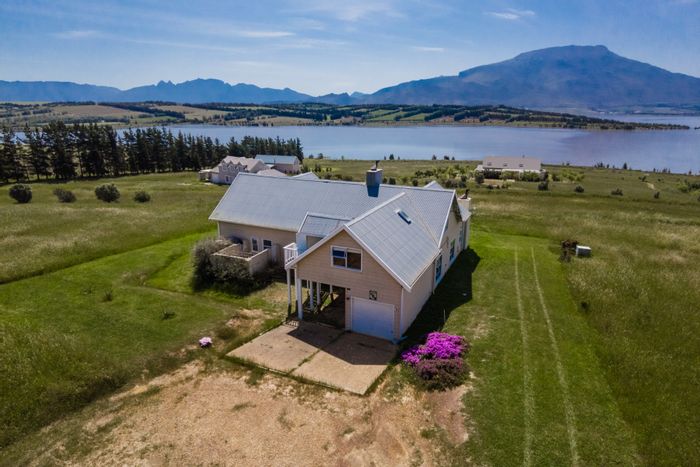 For Sale: House in Theewaterskloof, 5 beds, waterfront access, exclusive estate living.