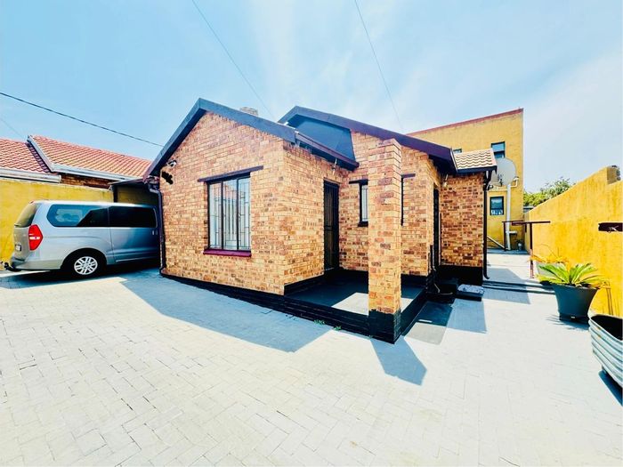 Kaalfontein House For Sale: 13 rental units, main house, ample parking, income potential.