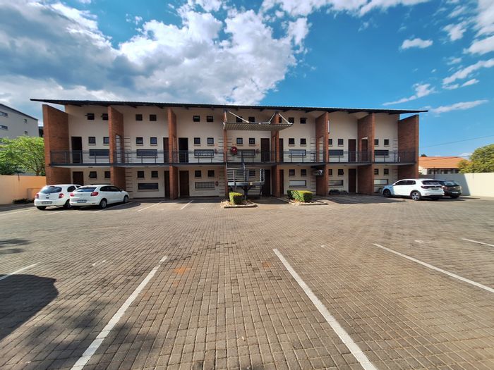 Hatfield Apartment For Sale: Ground-floor, patio, braai, close to university and amenities.