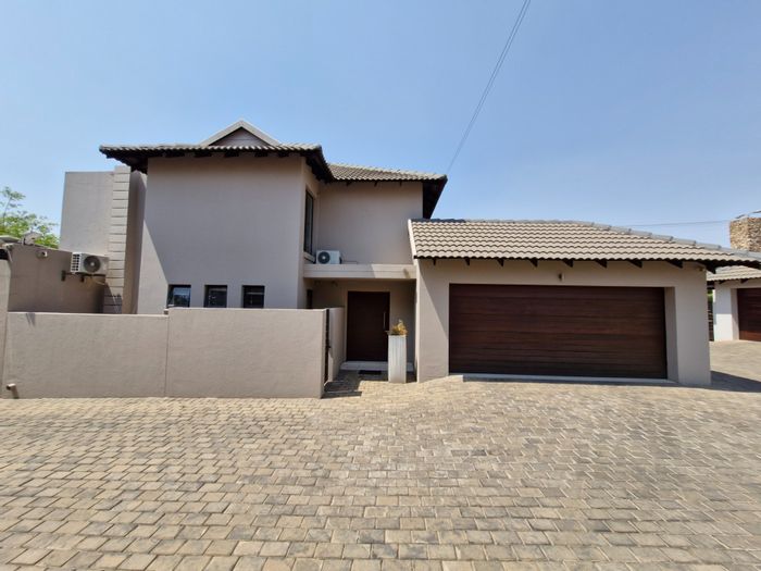 Menlo Park Cluster For Sale: Income-generating, furnished, with outdoor braai and Jacuzzi.