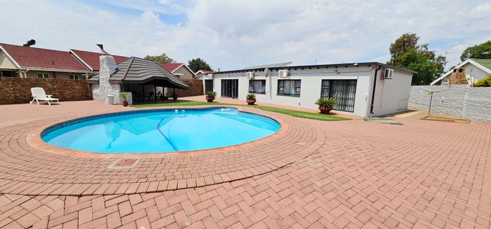 For Sale: House in Monument Heights with pool, lapa, solar system, and security.