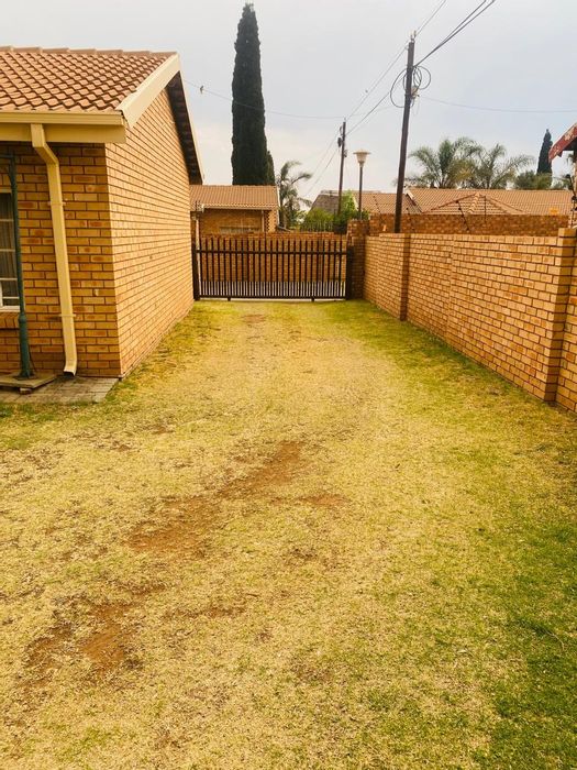 For Sale: Spacious 3-bedroom house in Reyno Ridge with large yard, secure estate.