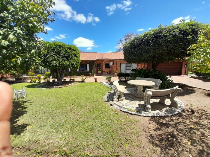 For Sale: Spacious 6-bedroom house with additional 2-bedroom unit in Phalaborwa Central.