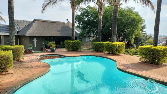 Noordheuwel House For Sale: Open-plan living, pool, boma, study, ample parking.