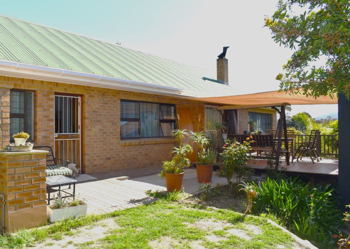 House For Sale in Villiersdorp Central: Flexible spaces, panoramic views, double garage.