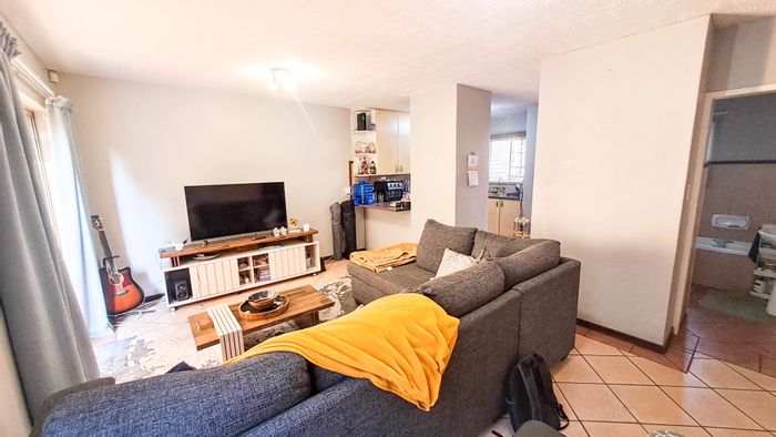 Ground-floor apartment in Die Hoewes with garden, security, and convenient location for sale.