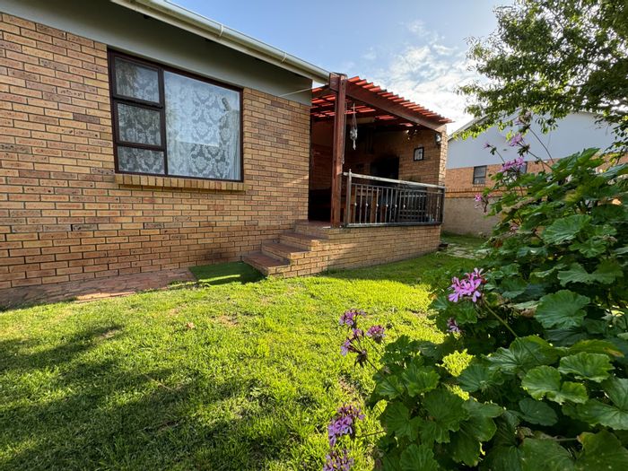 Heiderand Townhouse For Sale: 3 Bedrooms, security complex, garage, low maintenance garden.