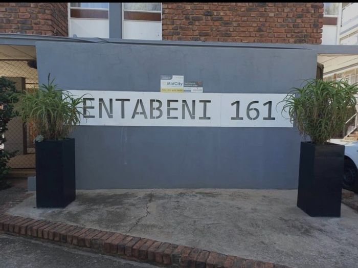 To Rent: Apartment in Kilnerpark Ext 1 with 3 bedrooms and secure carport.