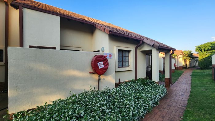 Zwartkop Townhouse For Sale: 2-bed, garden, braai, garage, pet-friendly.