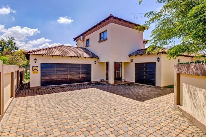 Glen Marais House For Sale: Secure estate, open-plan living, gourmet kitchen, landscaped garden.