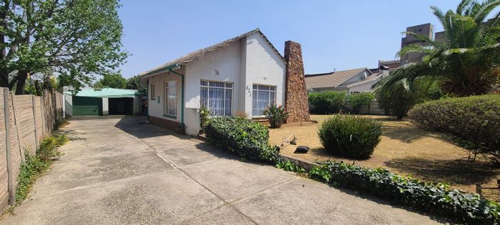 Eastleigh House For Sale: 3 bedrooms, pool, double garage, near shopping and airport.