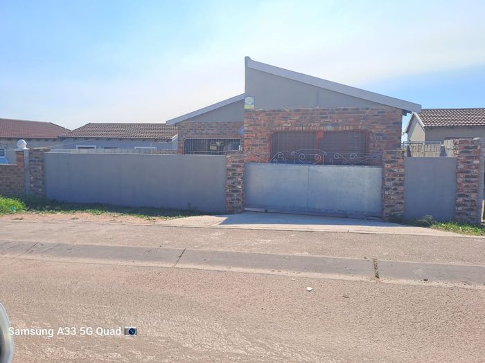 For Sale: House in Bloemendal with 3 bedrooms, garage, and enclosed yard.