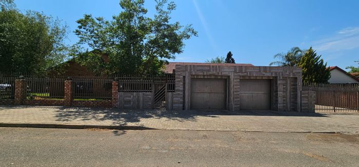 Carters Glen House For Sale: 4 bedrooms, large kitchen, garage for 4 vehicles.