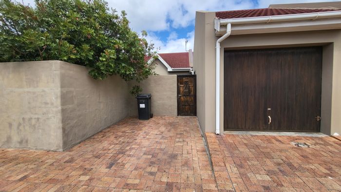 House for Sale in Onverwacht: 2 beds, pool, braai room, garage access.