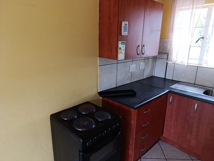 Nelspruit Ext 4 Apartment To Rent: 2 Bedrooms, near Dehallen Centre, prepaid utilities.