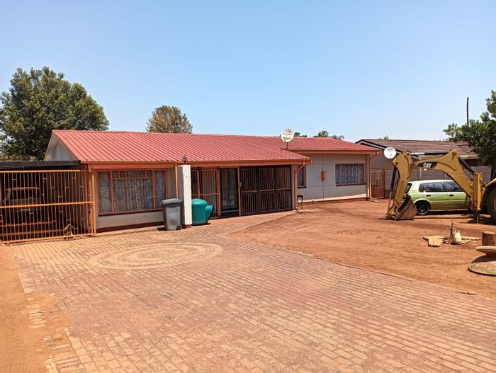 Silverton House For Sale: 3 beds, flatlet, office, lapa, borehole, large yard.