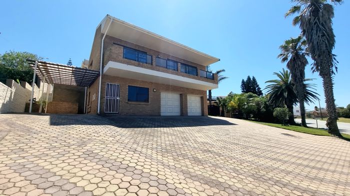 For Sale: 7-bedroom house in Mossel Bay Central with flatlets and entertainment spaces.