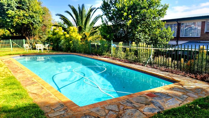 Eldoraigne Townhouse For Sale: 2 Beds, Pool, Pet-Friendly, Close to Schools.